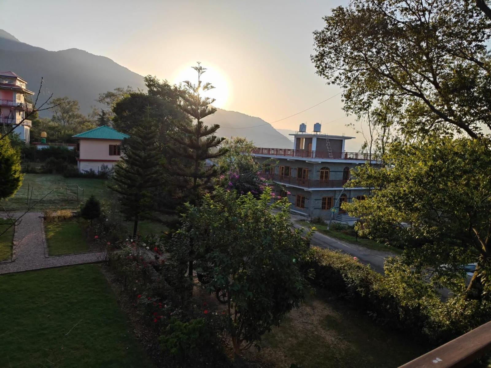 Aditya Homestay Bir-Billing Surrounded By Mountains Екстериор снимка